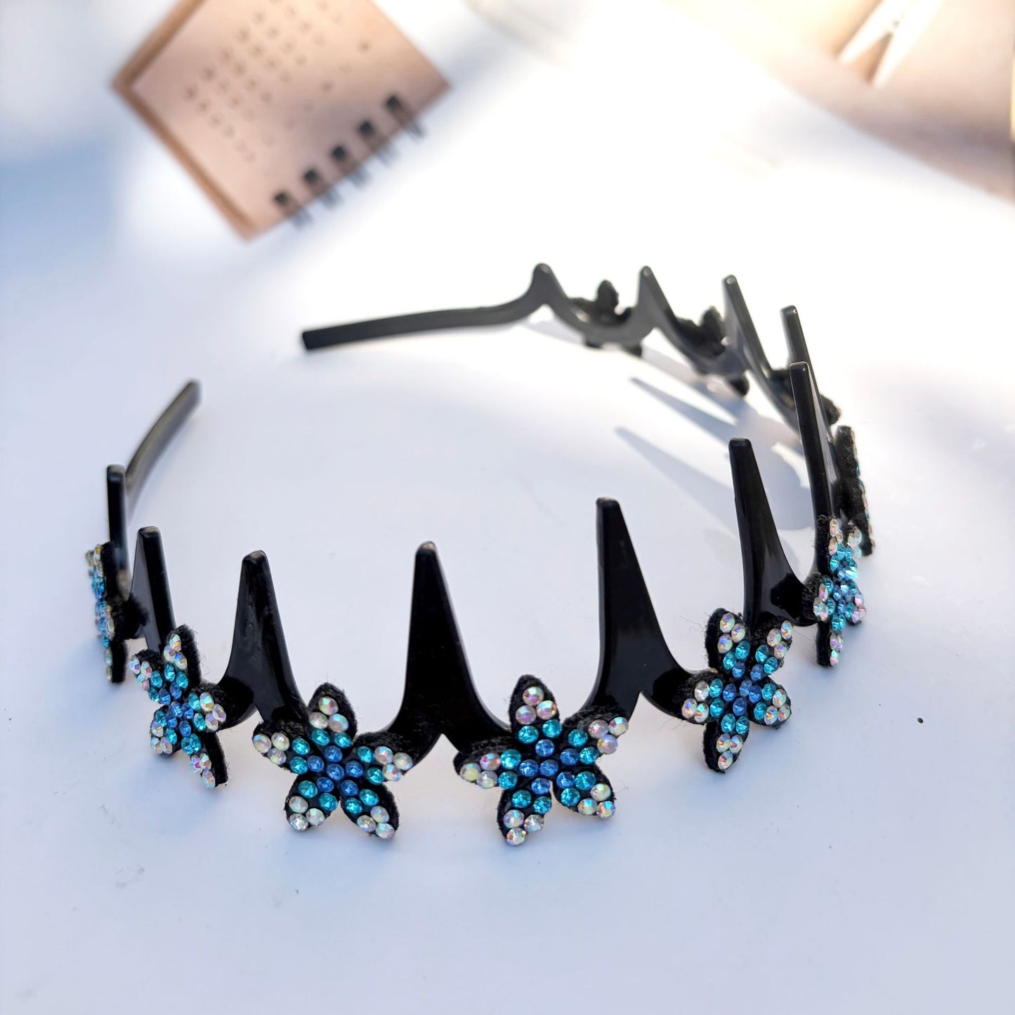 💥Set med vågformade kristallhårband – Lätt, halkfritt och flickaktigt hårsmycke, glittrande vågformade hårband med kristalldetaljer för bröllop och vardagsbruk, flickaktiga och feminina accessoare