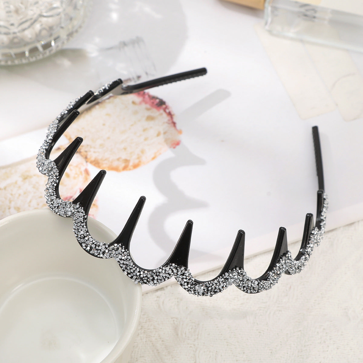 💥Set med vågformade kristallhårband – Lätt, halkfritt och flickaktigt hårsmycke, glittrande vågformade hårband med kristalldetaljer för bröllop och vardagsbruk, flickaktiga och feminina accessoare