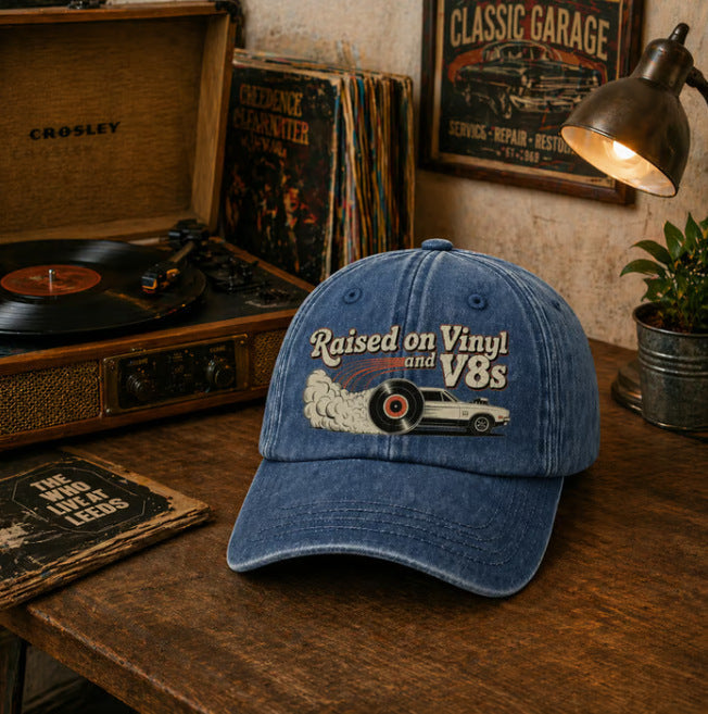 🏽Sista dagen med 49 % rabatt – ”Raised on Vinyl and V8s” – den broderade klassiska kepsen för motorentusiaster