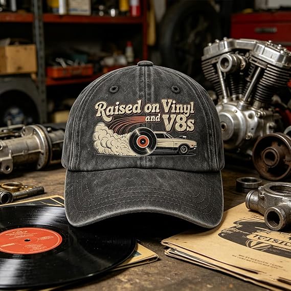 🏽Sista dagen med 49 % rabatt – ”Raised on Vinyl and V8s” – den broderade klassiska kepsen för motorentusiaster