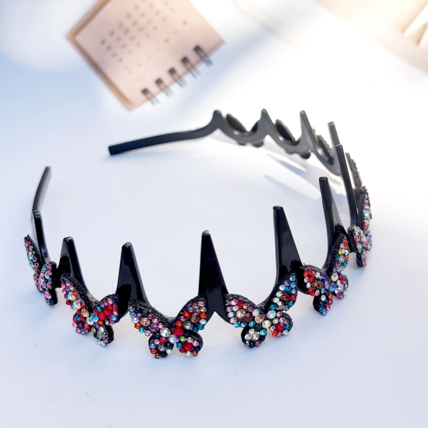 💥Set med vågformade kristallhårband – Lätt, halkfritt och flickaktigt hårsmycke, glittrande vågformade hårband med kristalldetaljer för bröllop och vardagsbruk, flickaktiga och feminina accessoare